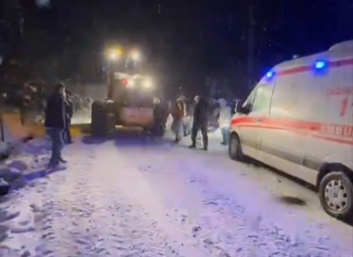 hastaya-giden-ambulans-karda-mahsur-kaldiahbyb2ntys