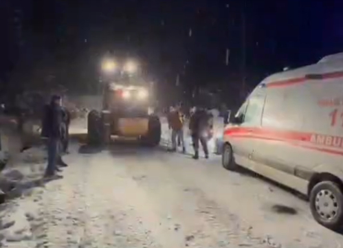 hastaya-giden-ambulans-karda-mahsur-kaldiahbyb2ntys