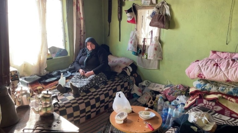 hayale-ortak-olan-iki-genc-yasli-cift-icin-yeni-bir-ev-insa-ettia2dccstuy1