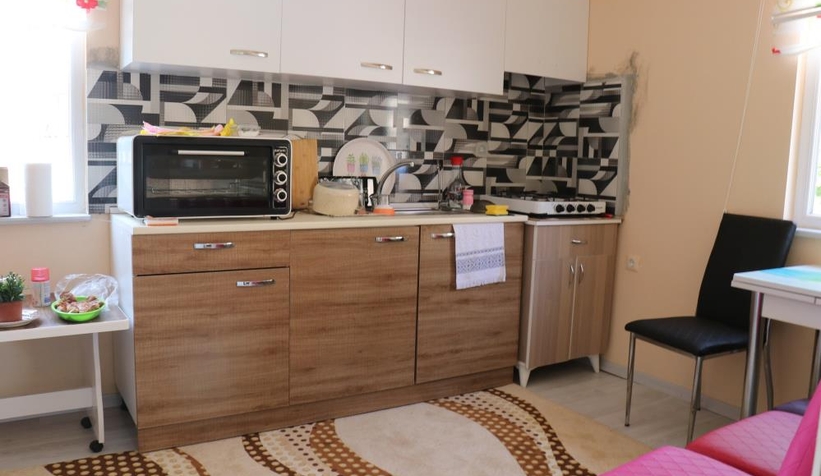 hayale-ortak-olan-iki-genc-yasli-cift-icin-yeni-bir-ev-insa-ettia2dccstuy1