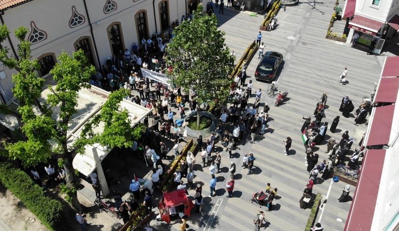 Hayatını kaybeden Filistinliler için Gıyabi cenaze namazı kılındı