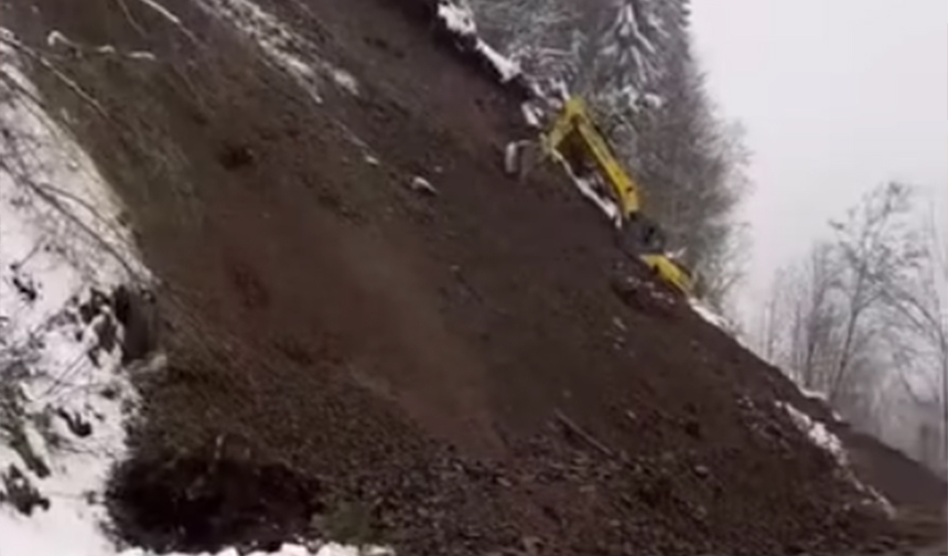 Hendek-Kocaali yolunda heyelan; ulaşıma kapandı