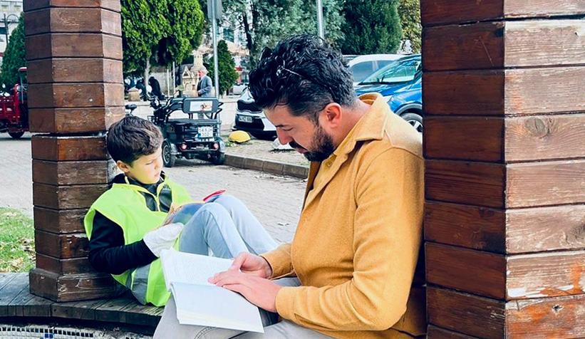 Hendek Meydanı’nda kitap okuma etkinliği