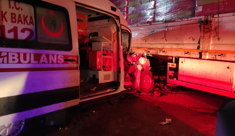 hendek-te-ambulansin-karistigi-buyuk-kazatu42y1jmsw