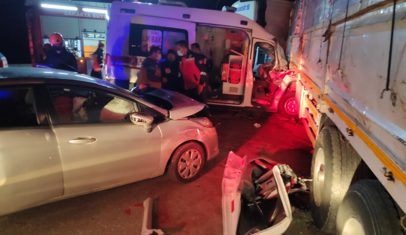 hendek-te-ambulansin-karistigi-buyuk-kazatu42y1jmsw