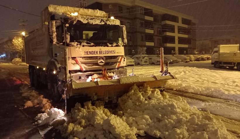 Hendek'te kar mesaisi devam ediyor