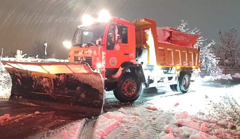 Hendek'te kar mesaisi devam ediyor