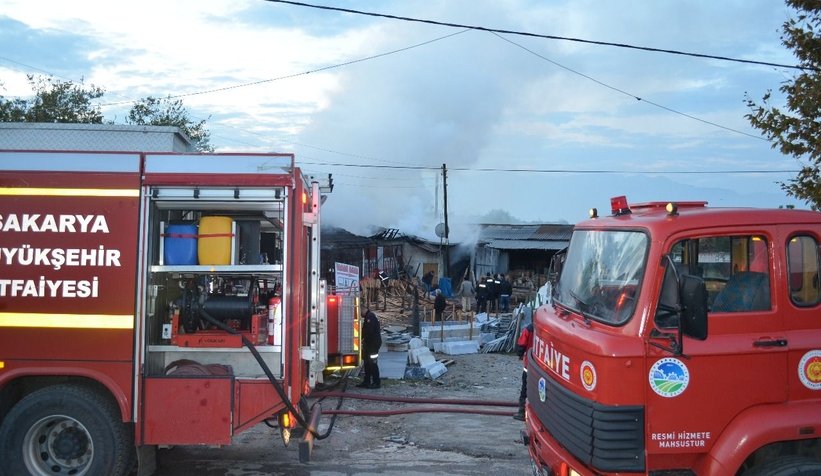 Hendek'te kereste atölyesi yandı