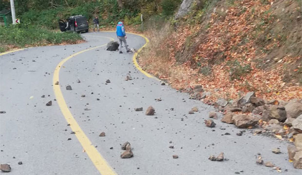 Hendek'te yolda çatlaklar oluştu