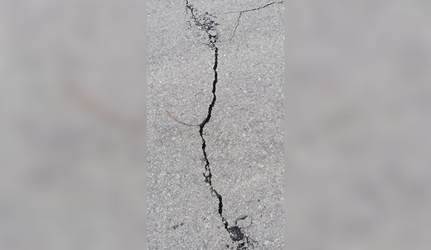 Hendek'te yolda çatlaklar oluştu