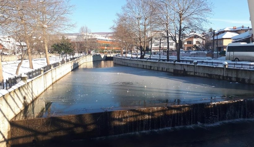 Hendek'teki Uludere Çayı buz tuttu