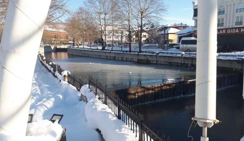 Hendek'teki Uludere Çayı buz tuttu