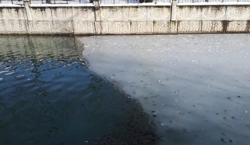 Hendek'teki Uludere Çayı buz tuttu