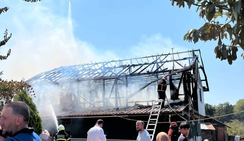 Hendek’te Korkutan Yangın: Üst Kat Küle Döndü!