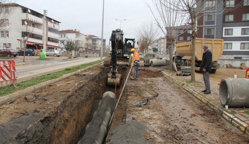 Hendek’te yağmur suyu hattı çalışmaları sürüyor