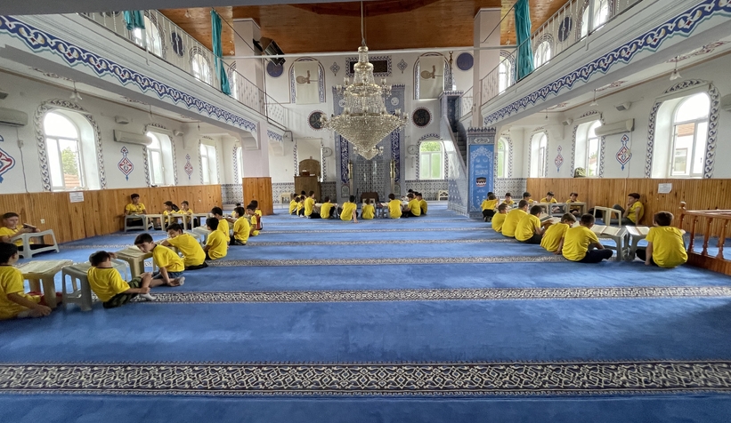 Her gün farklı etkinlik düzenliyor, çocuklar camiye akın ediyor