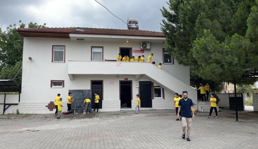 Her gün farklı etkinlik düzenliyor, çocuklar camiye akın ediyor