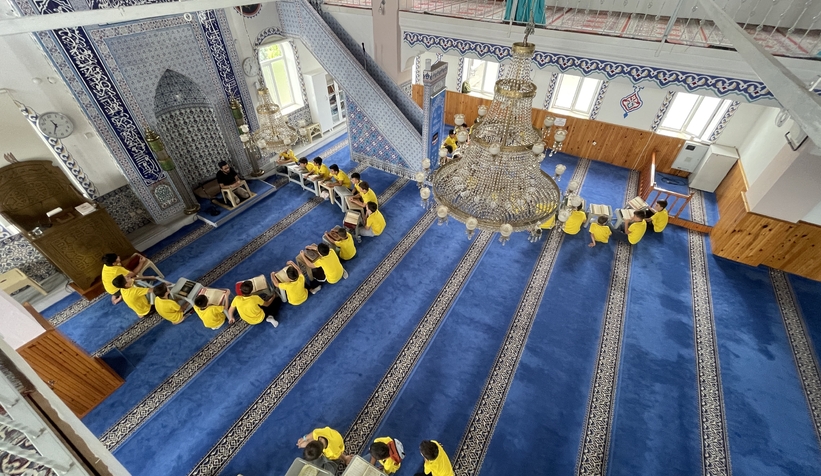 Her gün farklı etkinlik düzenliyor, çocuklar camiye akın ediyor