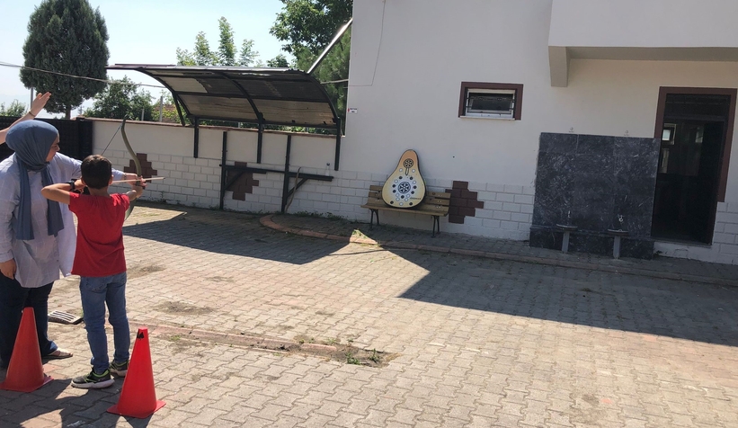 Her gün farklı etkinlik düzenliyor, çocuklar camiye akın ediyor