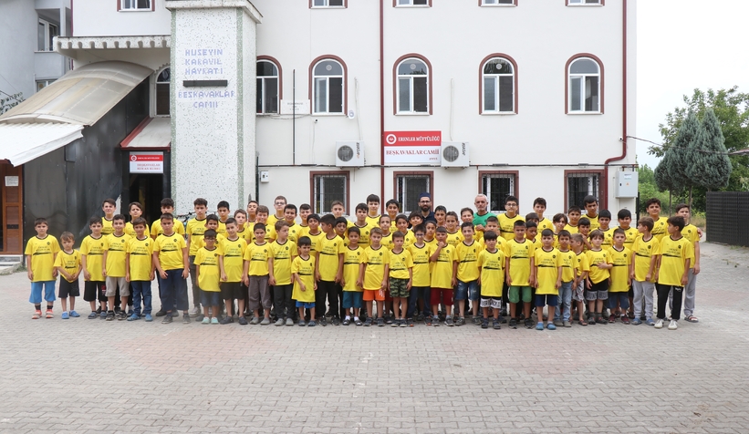 Her gün farklı etkinlik düzenliyor, çocuklar camiye akın ediyor