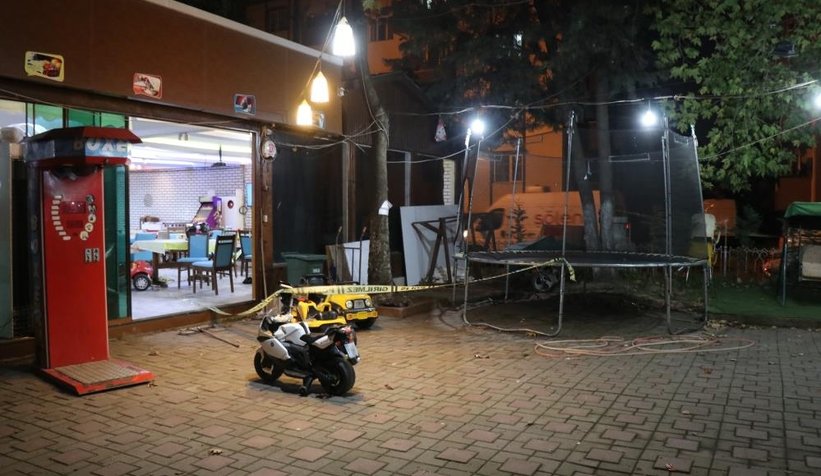 Hesap kavgası kanlı bitti: 2 kişi bıçaklandı, 1 kişi vuruldu