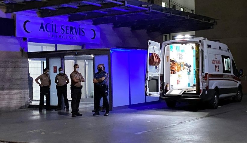 Hesap kavgası kanlı bitti: 2 kişi bıçaklandı, 1 kişi vuruldu