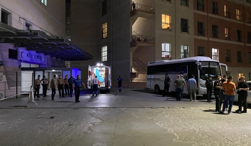 Hesap kavgası kanlı bitti: 2 kişi bıçaklandı, 1 kişi vuruldu