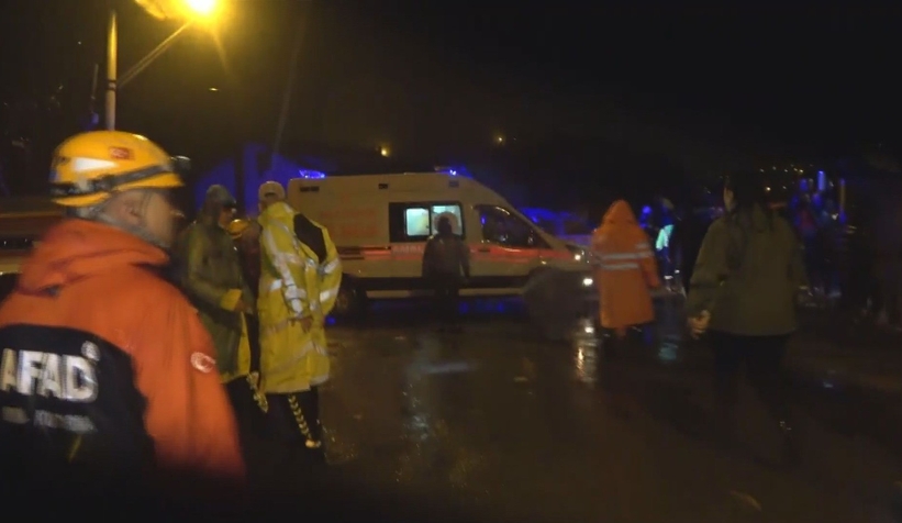 heyelan-faciasi-ekipler-toprak-altinda-kaldi-sakarya-ekibide-bolgedetug1suw2zx
