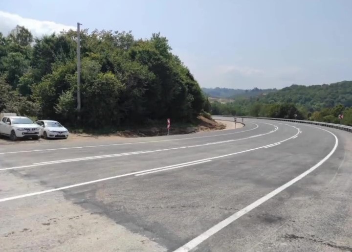 Heyelanda kapanan Karadeniz sahil yolu trafiğe açıldı