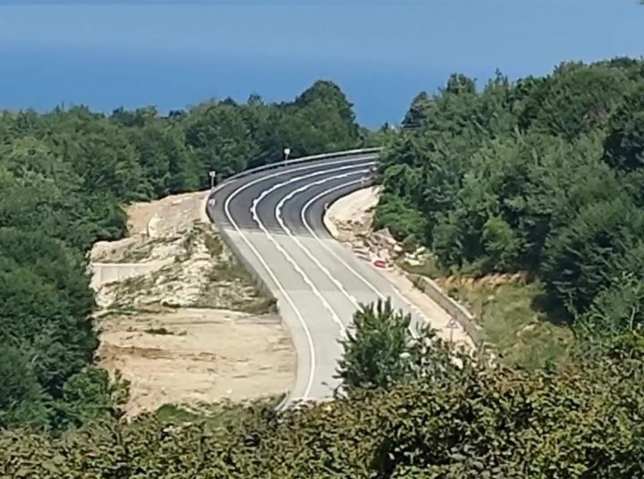 Heyelanda kapanan Karadeniz sahil yolu trafiğe açıldı