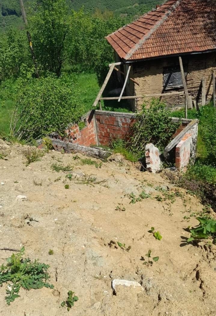 heyelanin-yollarini-kapadigi-mahalleli-5-aydir-magduraww1q0szbh