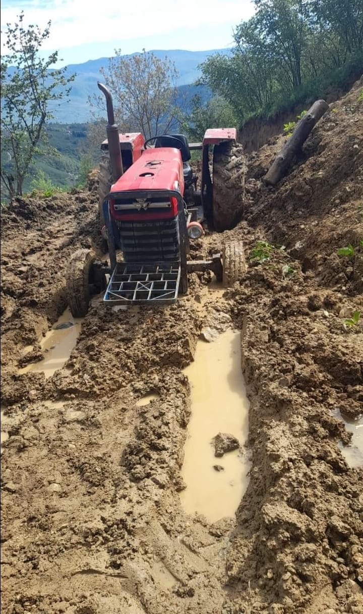 heyelanin-yollarini-kapadigi-mahalleli-5-aydir-magduraww1q0szbh