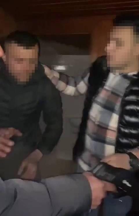 hirsizlik-suphelisini-tartaklayip-sosyal-medyada-paylastilarcejjsjqvnl