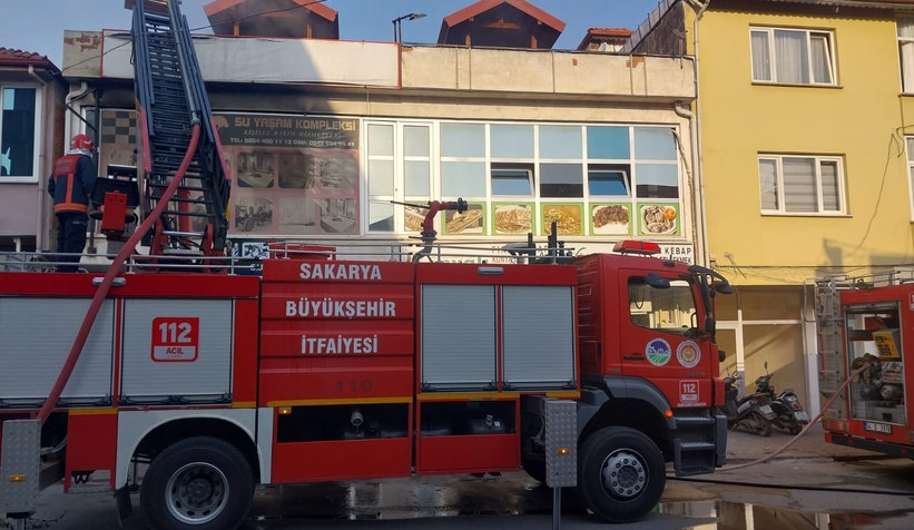 Hırsızlık yaptığı iki işyerini ateşe verdi