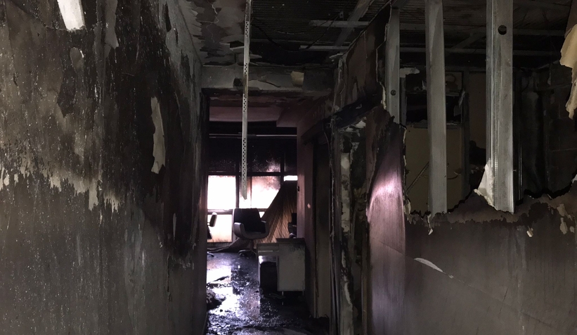 Hırsızlık yaptığı iki işyerini ateşe verdi