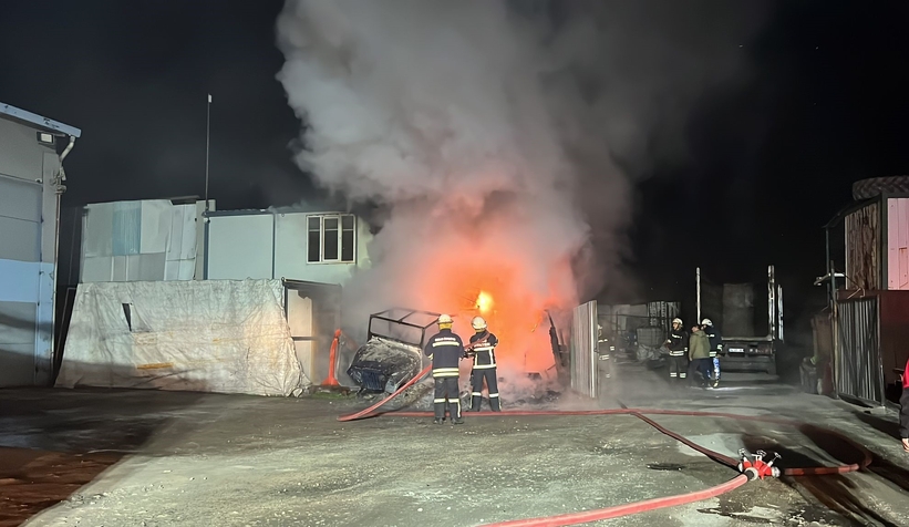 Hurdalıkta yangın: 2 katlı bina kül oldu