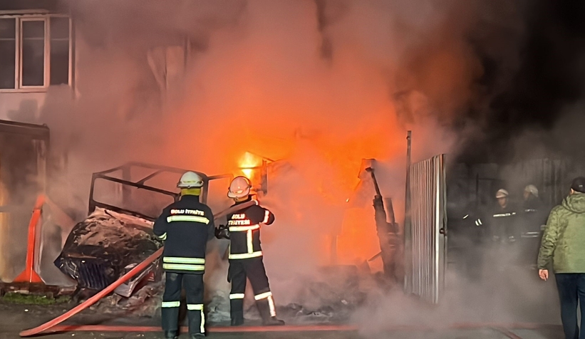 Hurdalıkta yangın: 2 katlı bina kül oldu