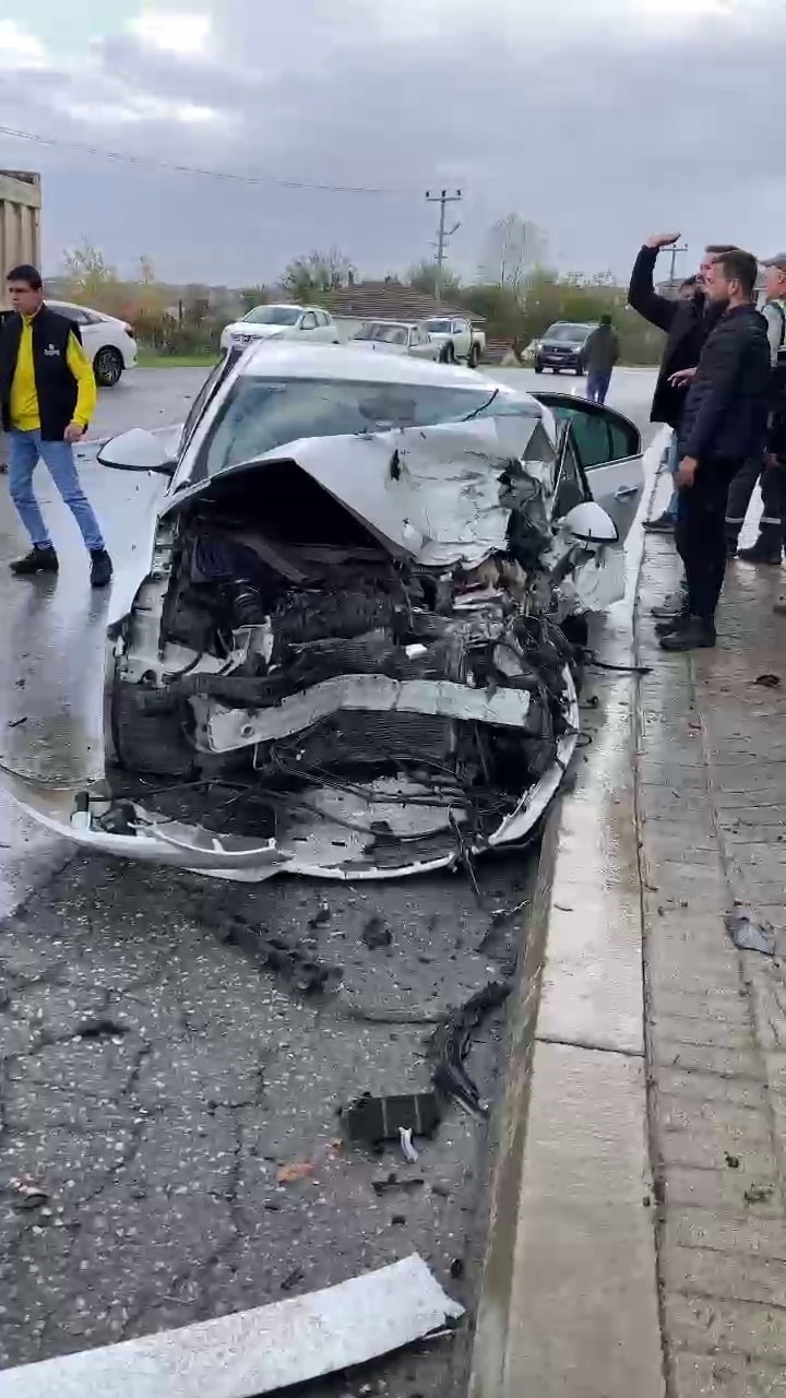 hurdaya-donen-otomobilde-kadin-surucu-yaralandizupynw16od