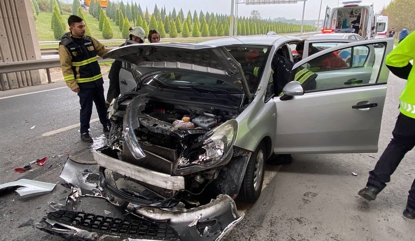 Hurdaya dönen otomobilde sıkıştılar