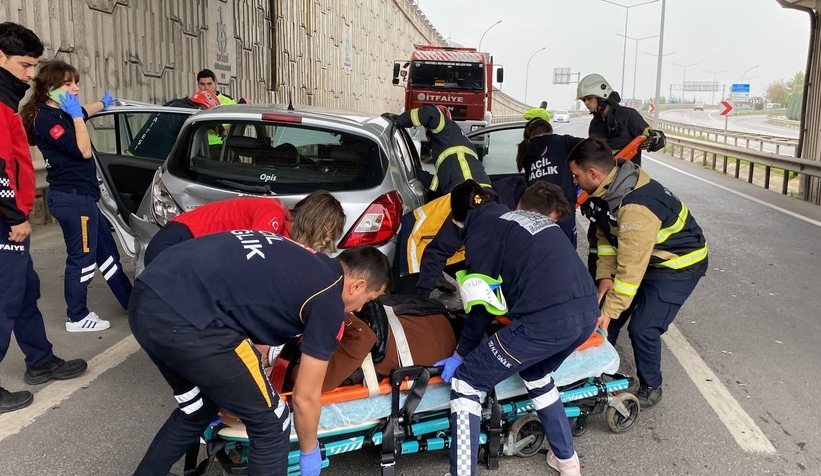 Hurdaya dönen otomobilde sıkıştılar