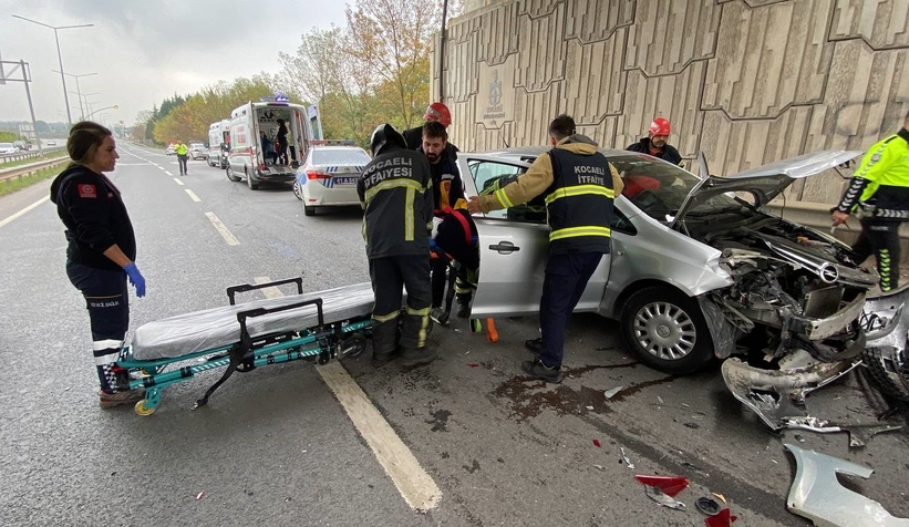 Hurdaya dönen otomobilde sıkıştılar