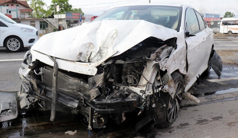 Hurdaya dönen otomobilden yara almadan kurtuldu