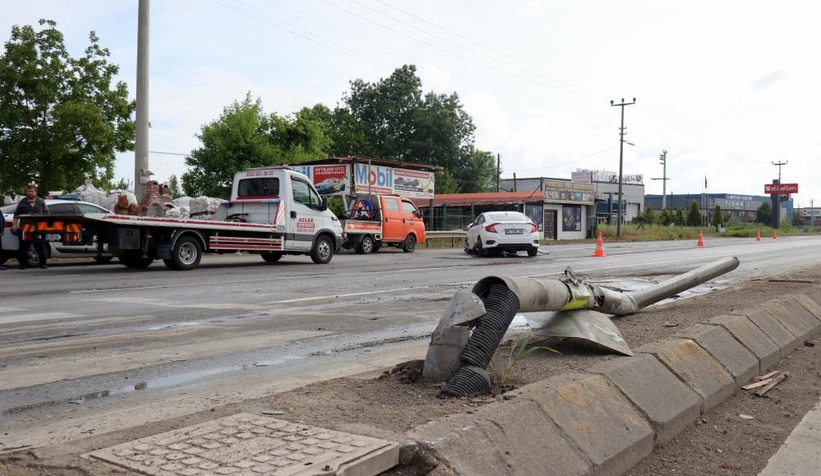 Hurdaya dönen otomobilden yara almadan kurtuldu