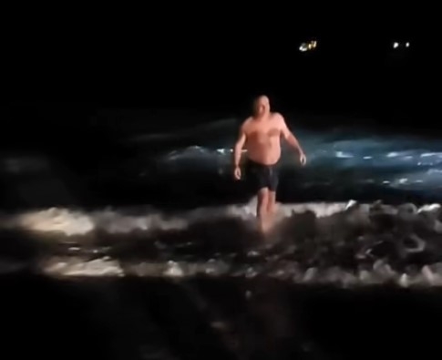 İddia üzerine denize girip bin lira kazandı