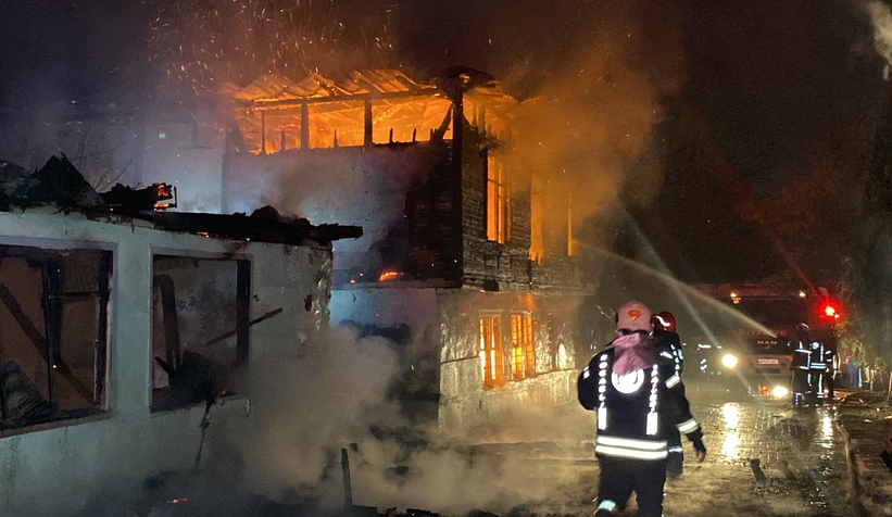  İki ahşap ev kül oldu