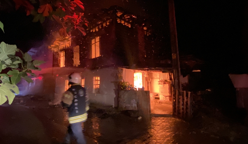  İki ahşap ev kül oldu