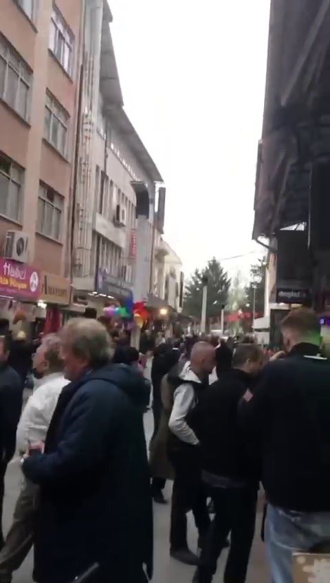 İki büyük deprem Vatandaşlar sokağa döküldü