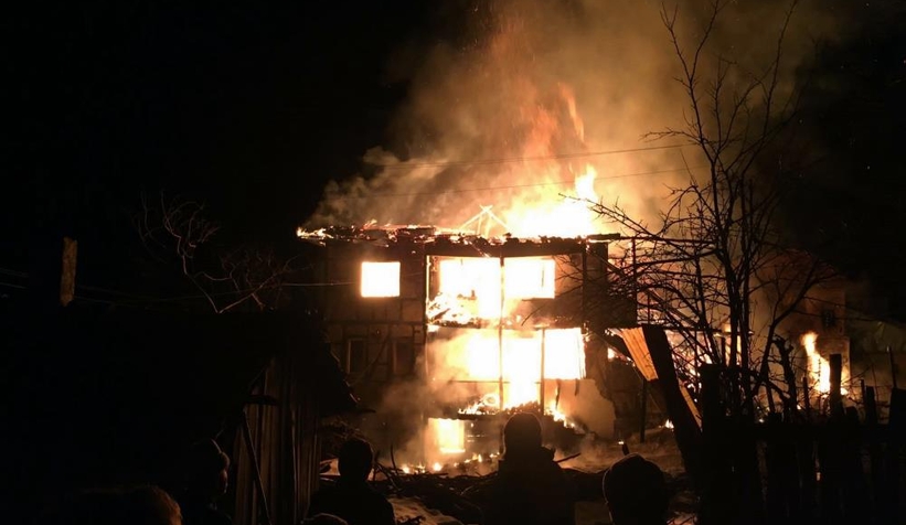 İki katlı ahşap ev alevlere teslim oldu