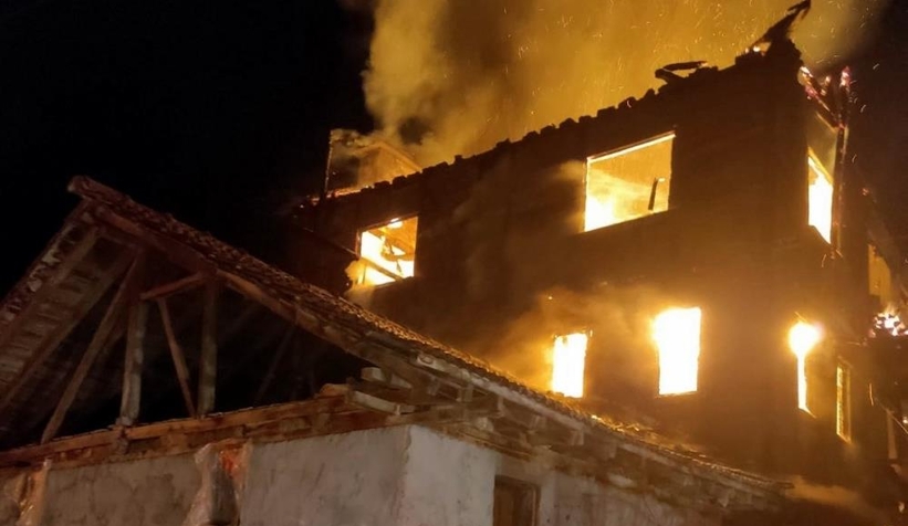 İki katlı ahşap ev alevlere teslim oldu