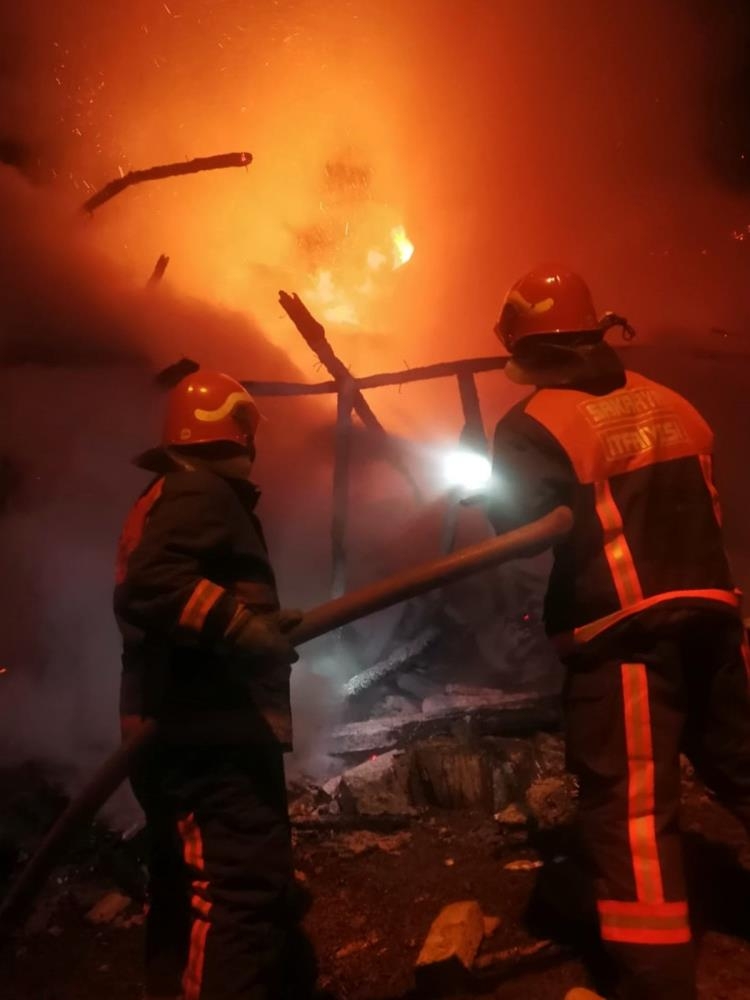 İki katlı ahşap ev alevlere teslim oldu
